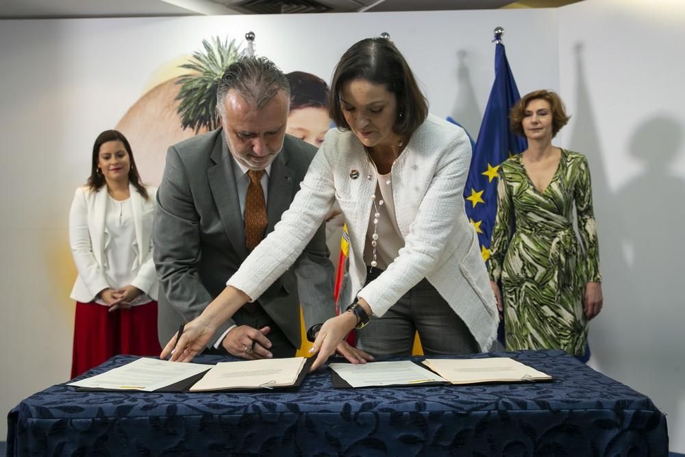 Firma de los 15 millones del convenio de Thomas Cook