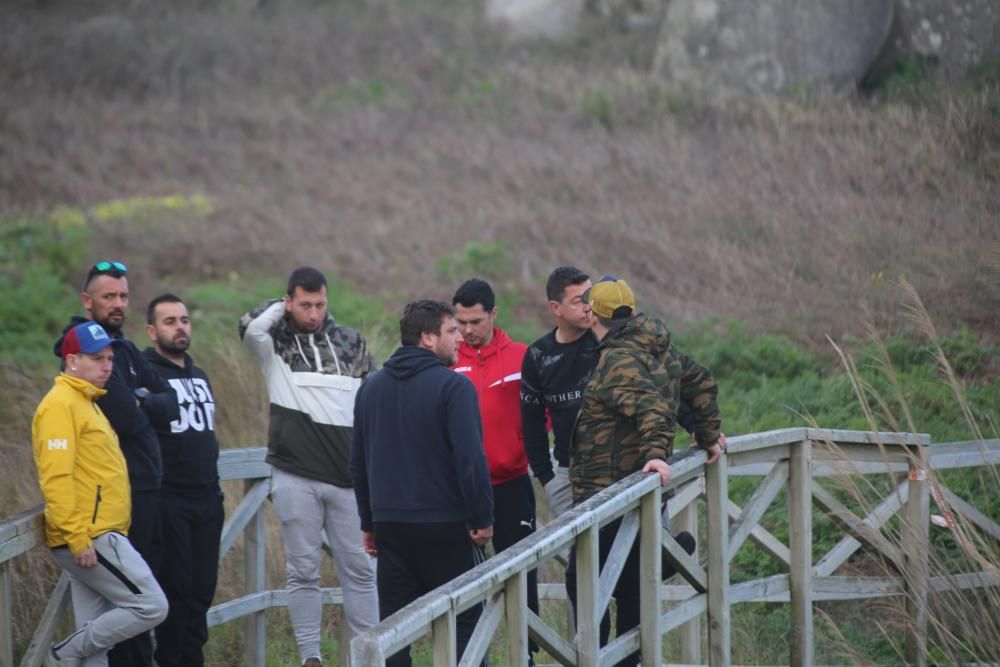 Medios de salvamento y emergencias buscan por mar y tierra al tripulante desaparecido tras volcar un pesquero cerca de las Illas Ons