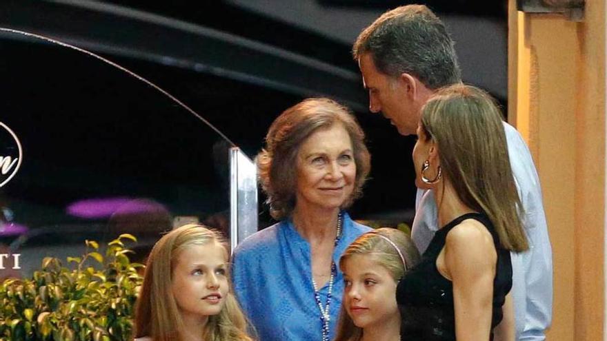 Felipe VI, Letizia y sus hijas se reúnen con don Juan Carlos y doña Sofía en Mallorca