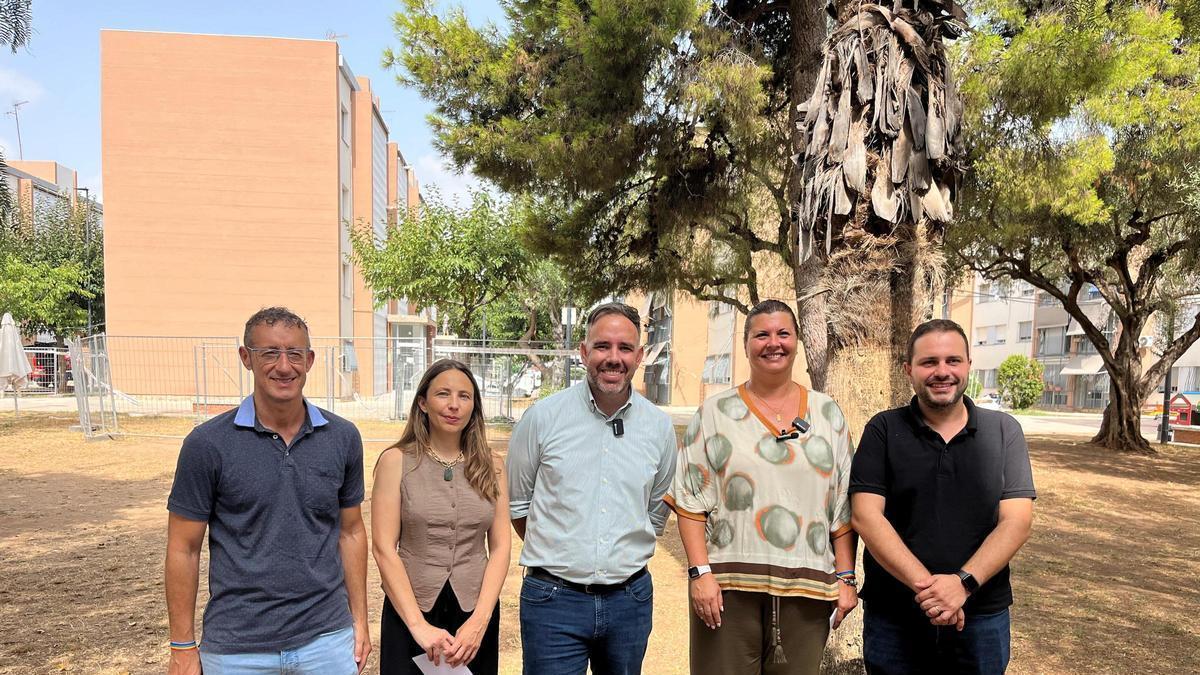 Rafa simó junto a José Luís Lorenzo, Sofía Fernández, Patricia Puerta y José Luís López, miembros del PSPV-PSOE