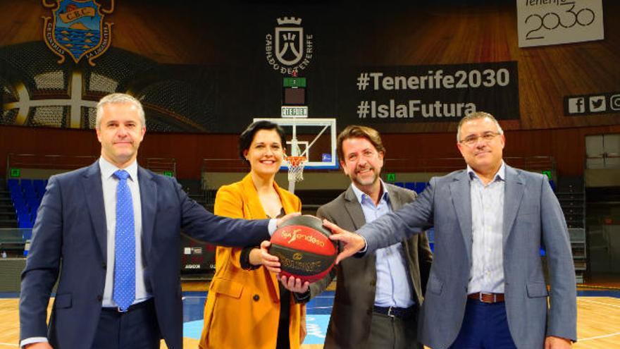 Calleja, Pérez, Alonso y Hernández, tras la firma realizada ayer en el pabellón Santiago Martín.