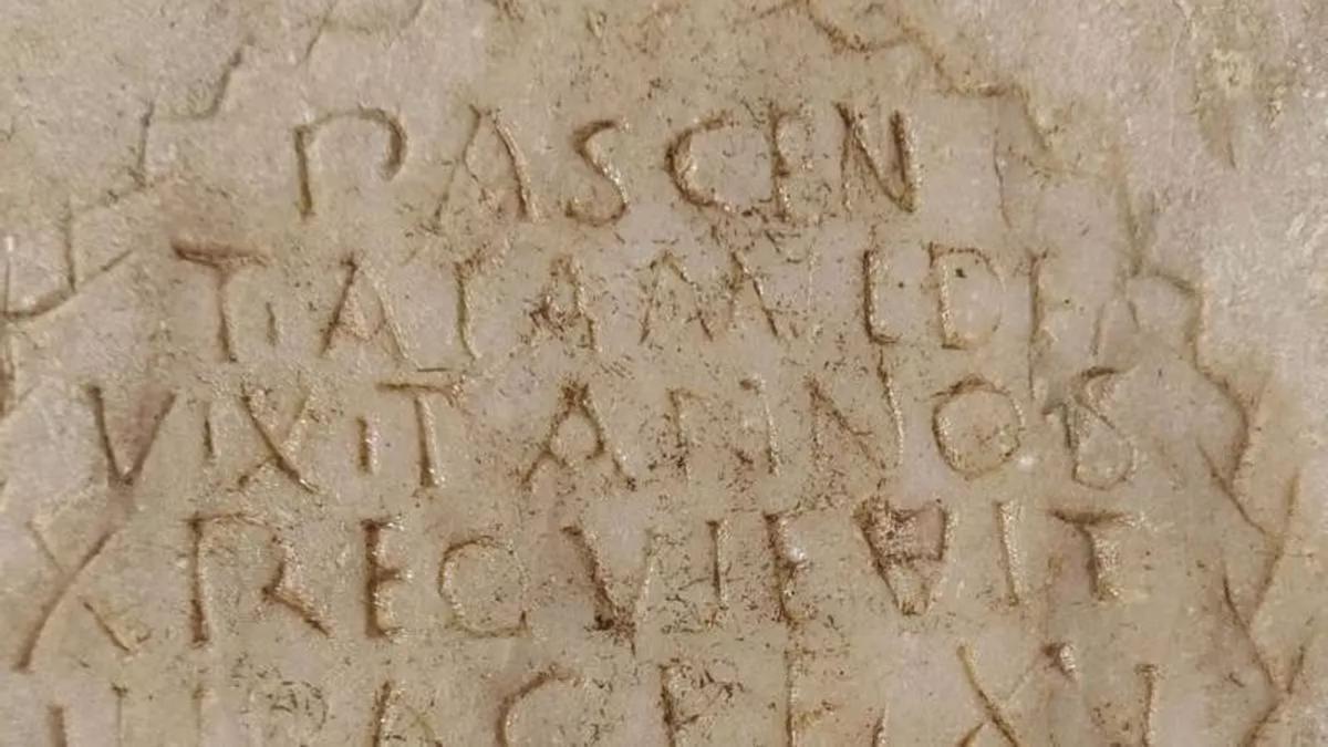 Una excavación descubre la lápida de Pascentia, una niña de la Mérida visigoda.