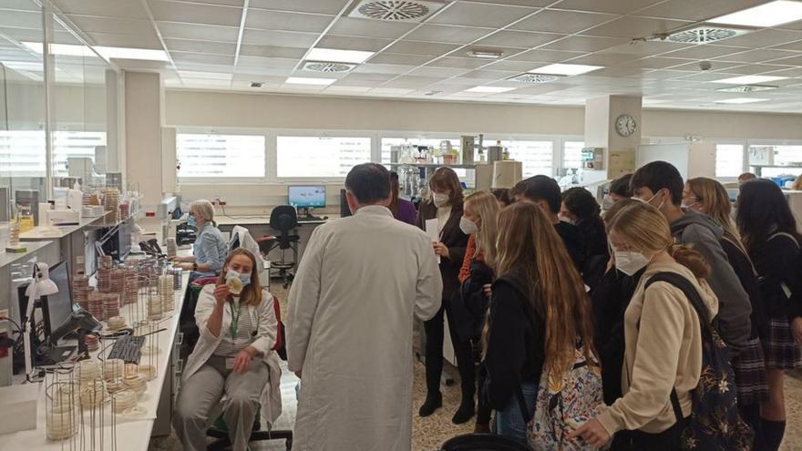 El Hospital Costa del Sol anima a alumnos a estudiar ciencias