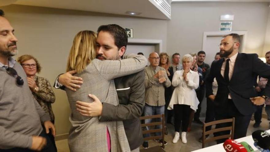 El portavoz de Ciudadanos de Elche, David Caballero, y su adjunto, Juan Antonio Sempere, tras anunciar ayer su baja de Ciudadanos.