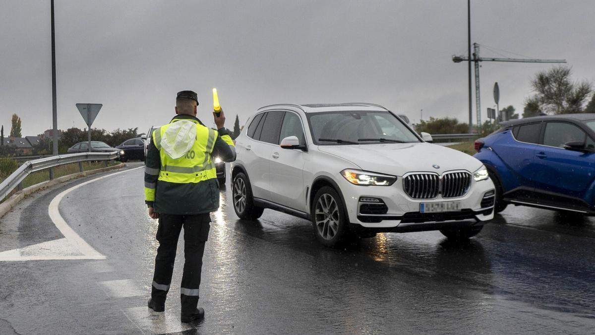 Multado con 200 euros este puente de mayo por llevar la baliza v-16 pero no tener en el maletero el elemento mecánico circular obligatorio en caso de accidente: la Guardia Civil extrema la vigilancia en carretera