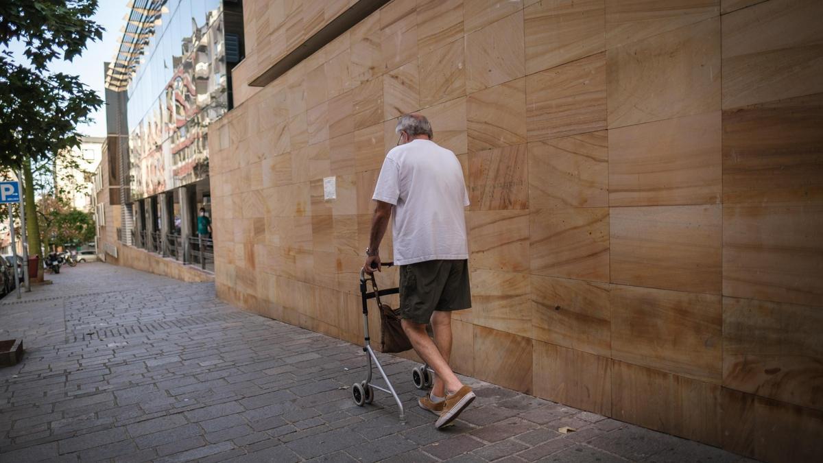 Un hombre camina hacia el centro de salud Doctor Guigou, en Santa Cruz de Tenerife