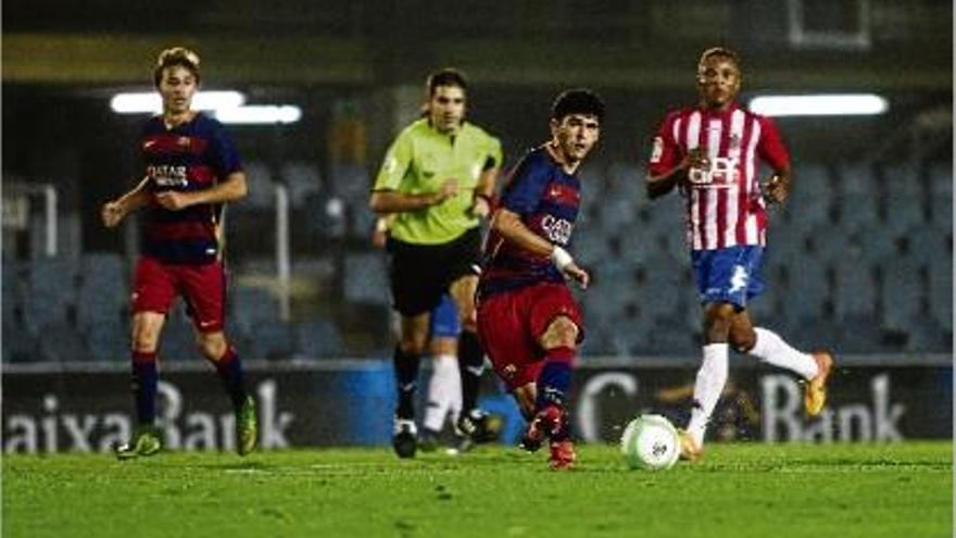 Nwakali, a la dreta, observant una jugada d&#039;atac del Barça B, va debutar anit amb el Girona.