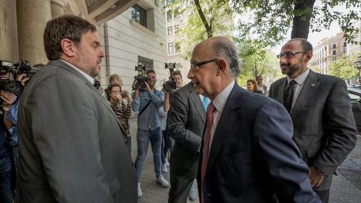Oriol Junqueras y Cristóbal Montoro, a las puertas de la sede de Foment del Treball, el 23 de mayo del 2016.