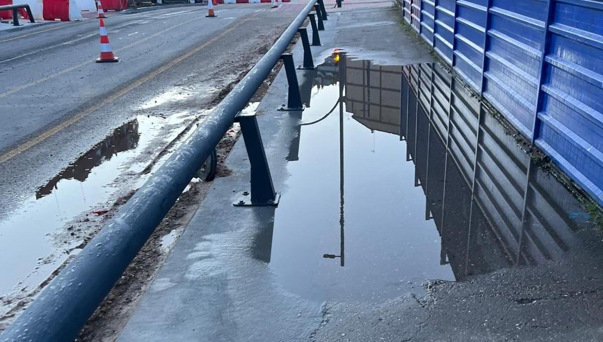 El charco que ha desatado la polémica, en plena Avenida del Cardenal Cisneros
