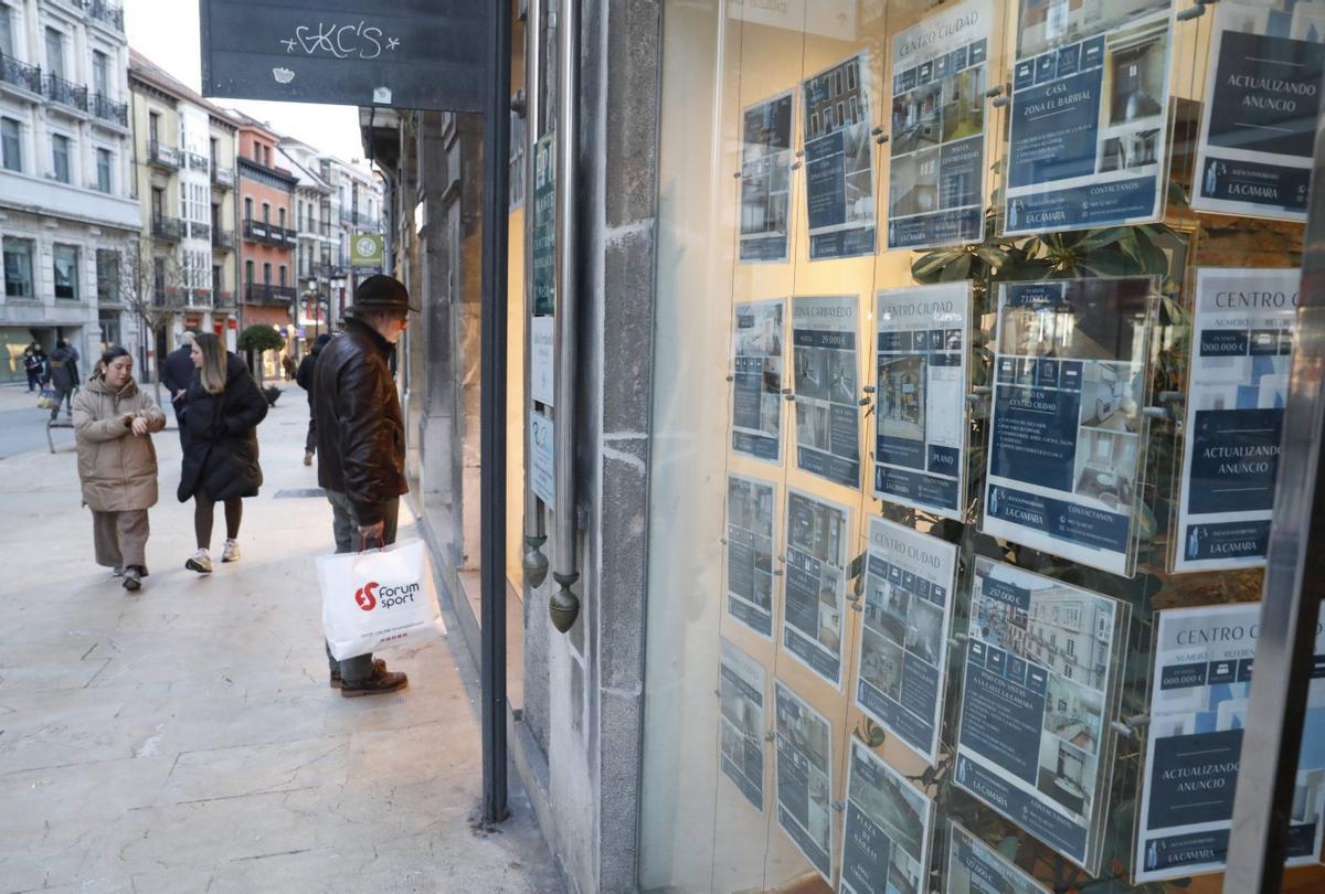 El escaparate de una agencia inmobiliaria en la calle La Cámara. | MARA VILLAMUZA
