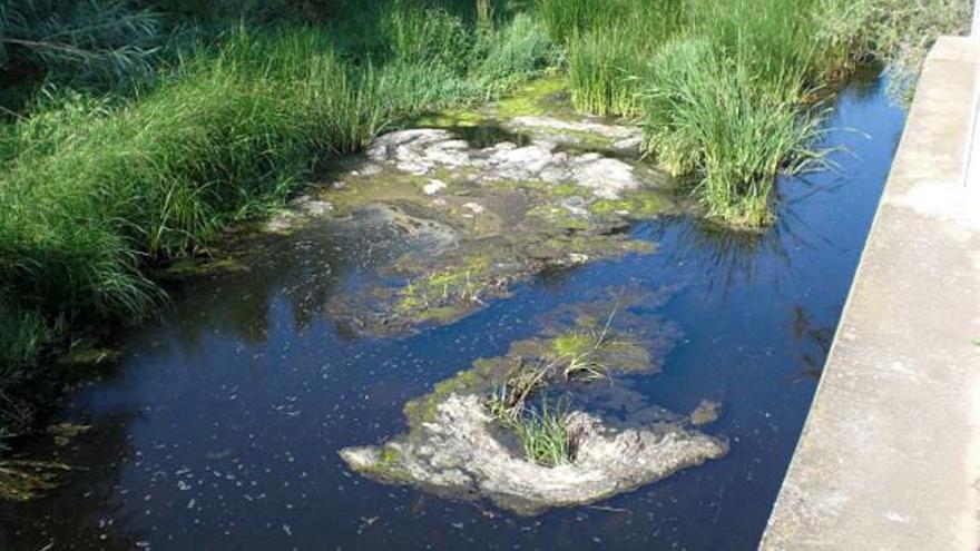 Manchas de aguas sucias en el torrente de Sant Jordi, el pasado lunes.