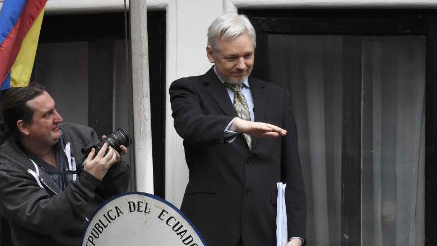 Assange en el balcón de la Embajada de Ecuador en Londres.