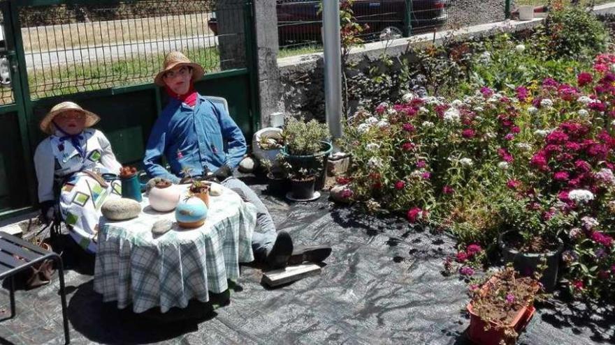 Una pareja con su propio salón cuida la huerta y el jardín en una finca de Ventoxo.