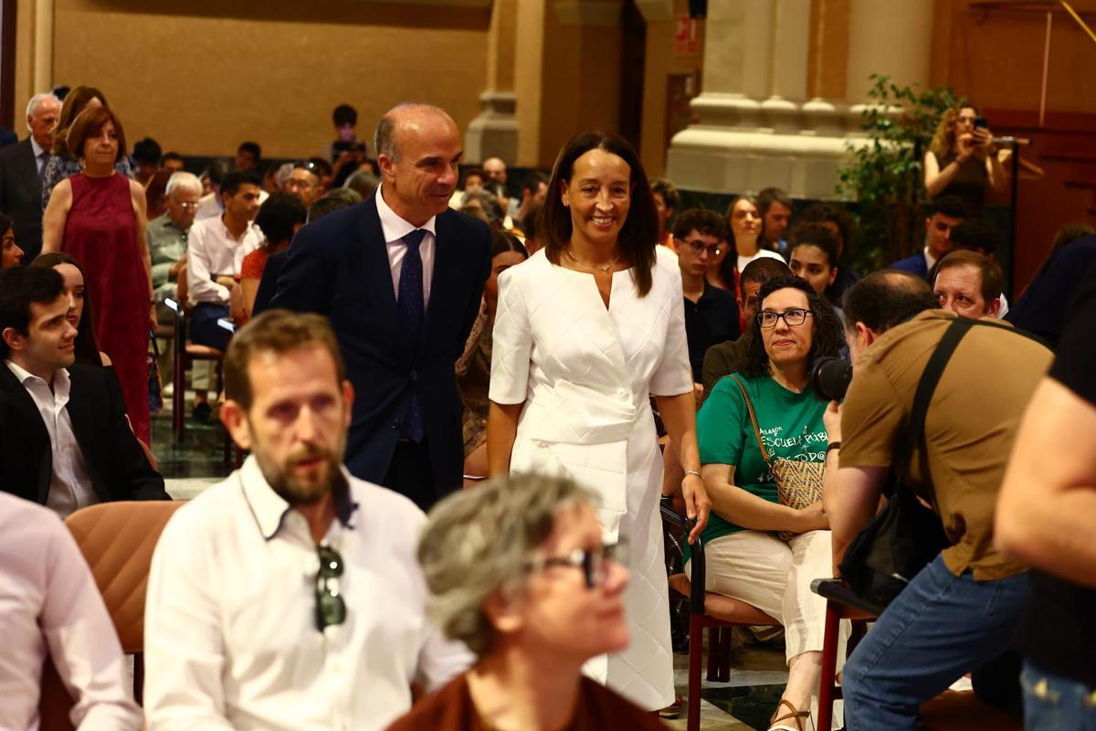 La secretaria técnica de Fapar asiste al día de la Educación Aragonesa con la camiseta en defensa de la pública.
