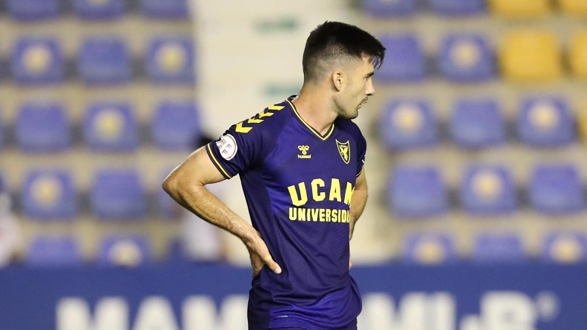 Xemi Fernández, del UCAM Murcia CF, durante el duelo ante el Andorra esta temporada.