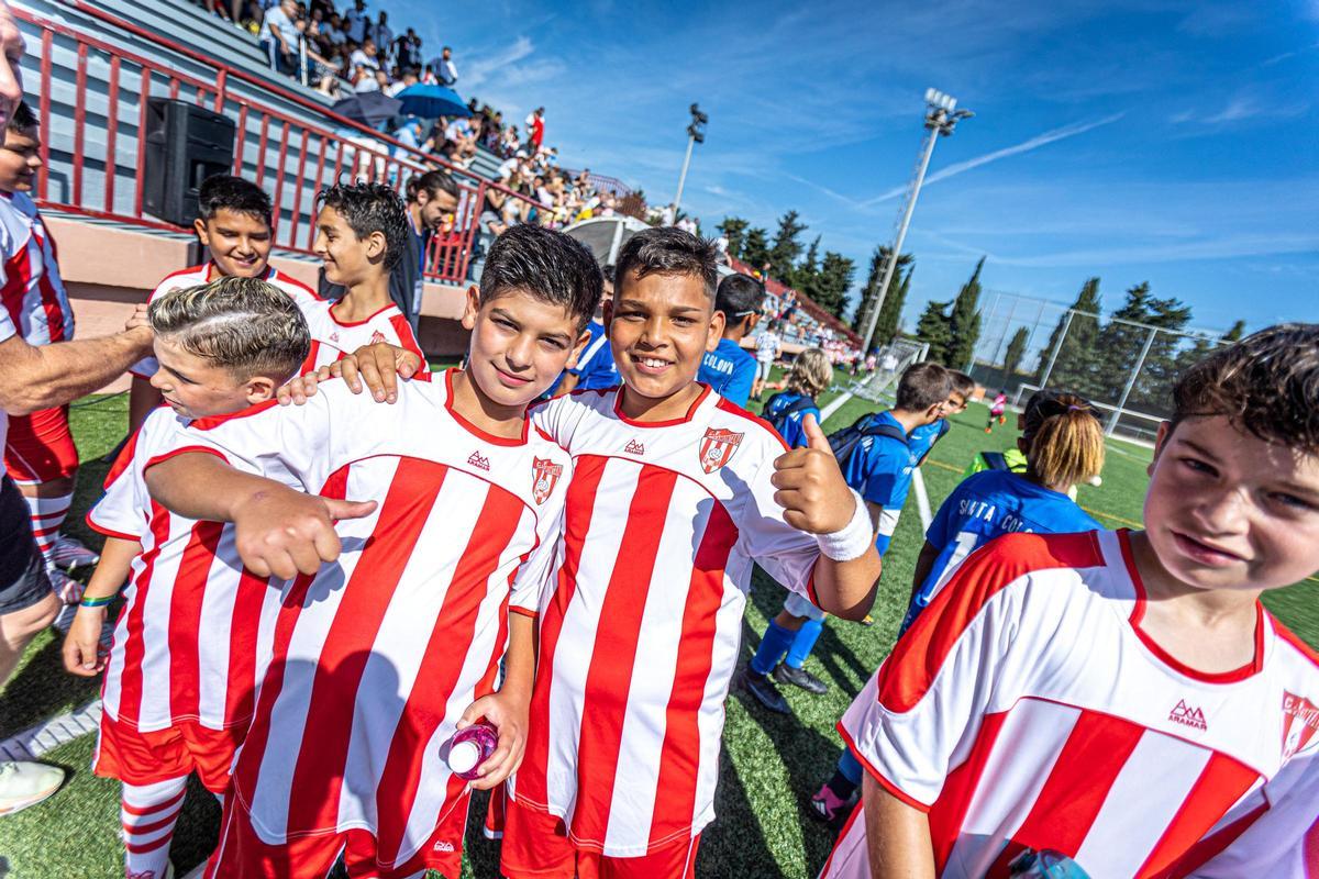 La Mina celebra su primera Champions infantil