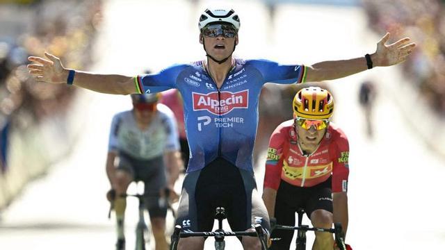 Mathieu van der Poel celebra el triomf d’ahir a Ussel. | LOIC VENANCE / AFP