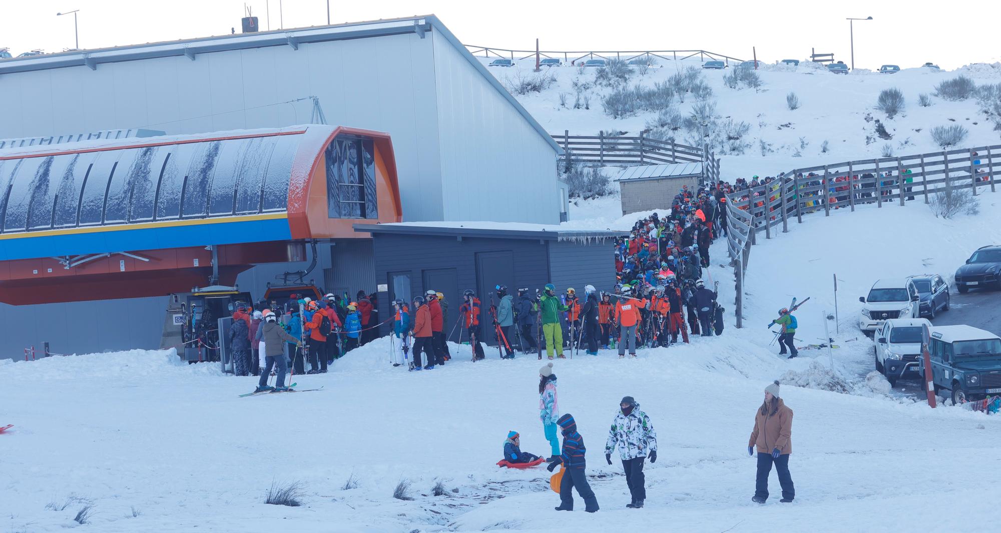 El primer día de esquí en Asturias, un éxito de público en Pajares y Fuentes