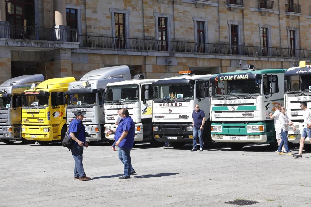 Exhibición de camiones clásicos en Gijón