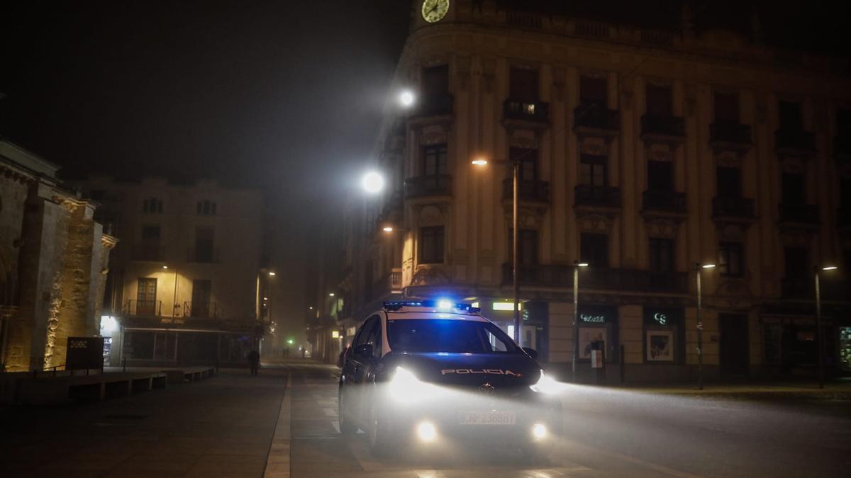 Un vehículo de la Policía Nacional vigila el nuevo toque de queda, este sábado, en Zamora.