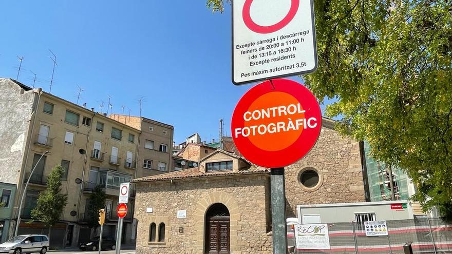 Senyals a la plaça de Sant Ignasi informant del control fotogràfic