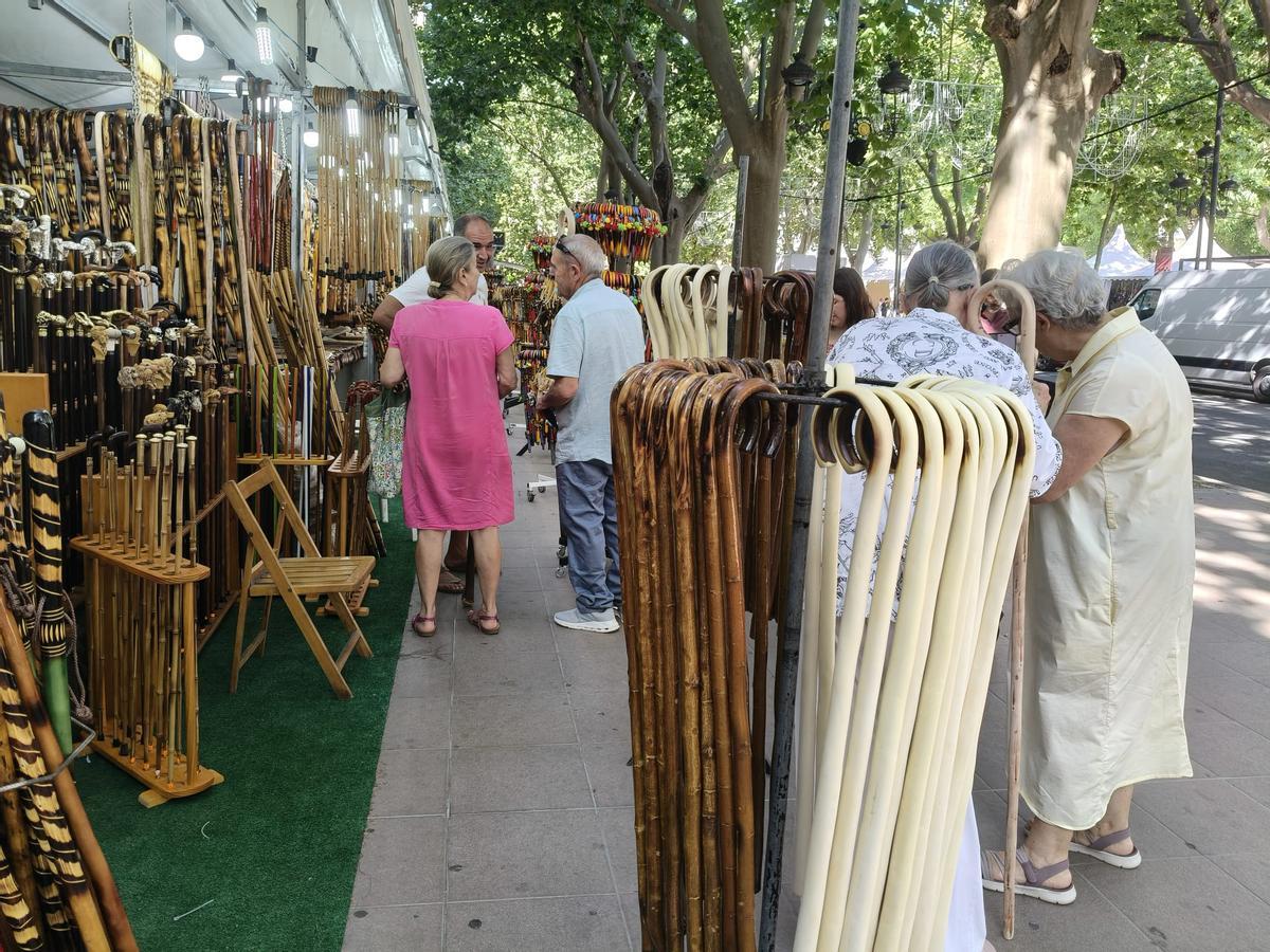 Los puestos de la Fira de Xàtiva ya están montados y acogen a sus primeros clientes