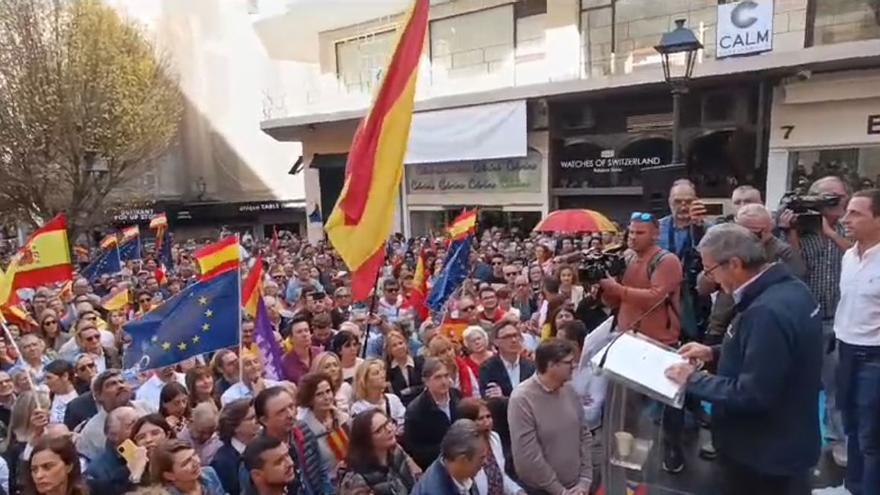 VIDEO│Abuchean a Pere Rotger por leer en catalán el manifiesto de la concentración contra la amnistía de Palma