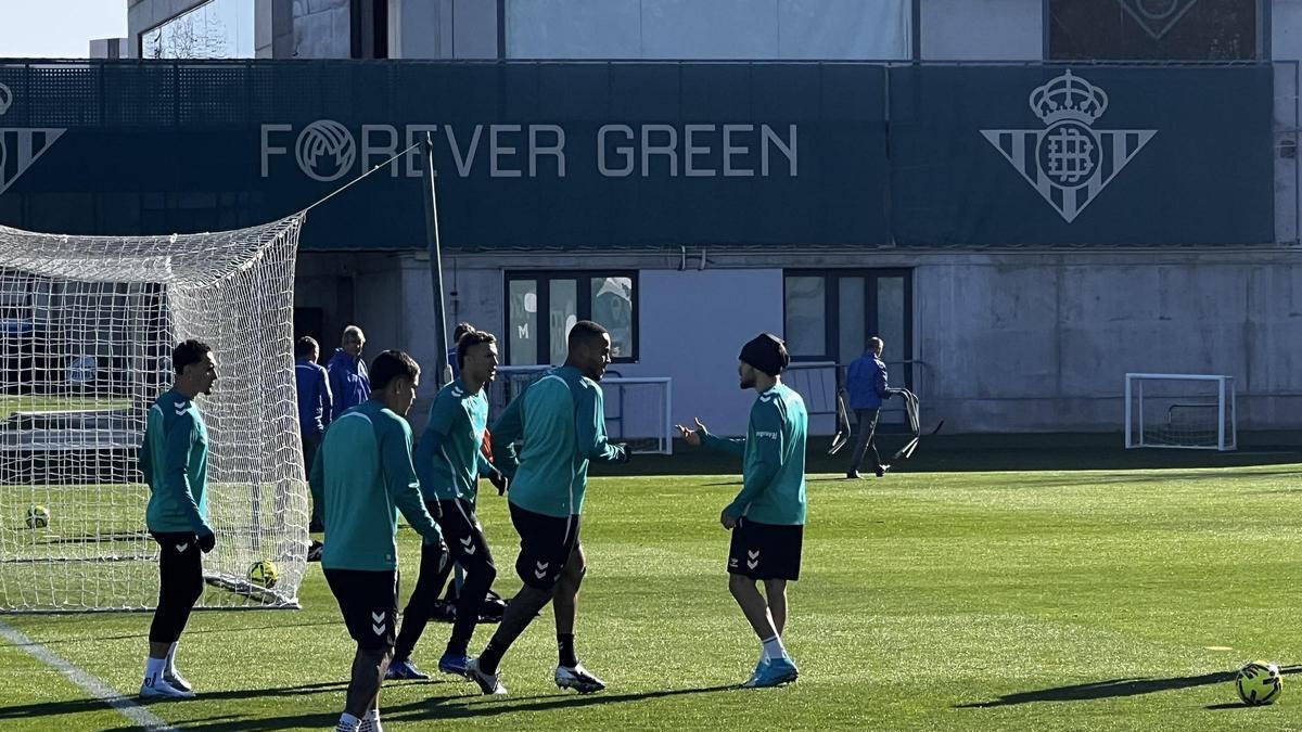 Vídeo | La clase de Antony en un rondito durante el entrenamiento del Betis