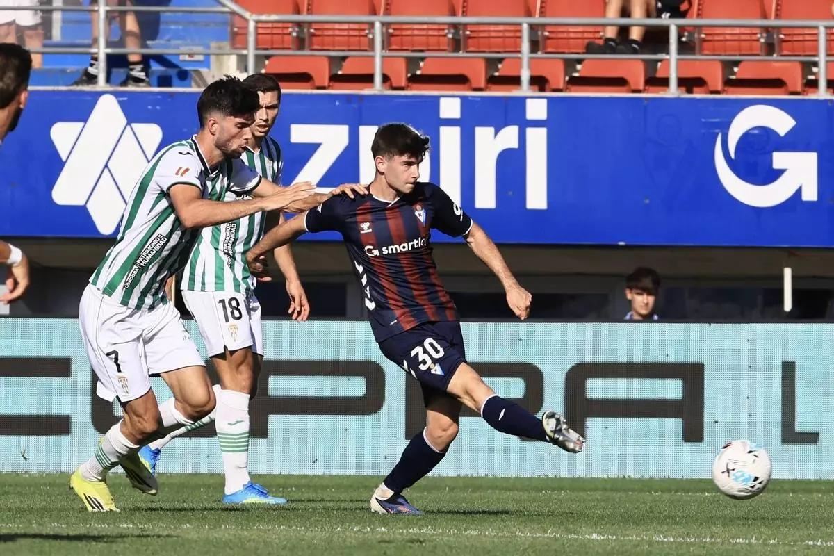 Theo Zidane presiona la salida de balón local en la visita del Córdoba CF a Ipurúa.
