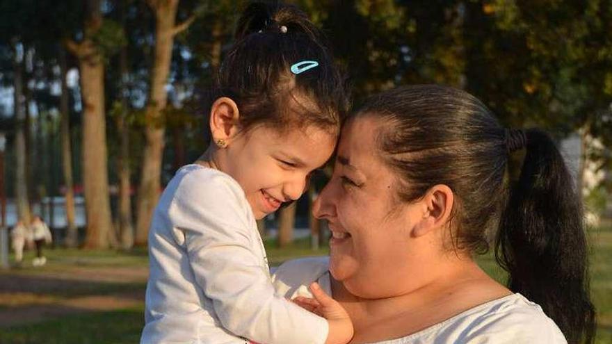 La pequeña Nahir junto a su madre, Alejandra González.//Gustavo Santos