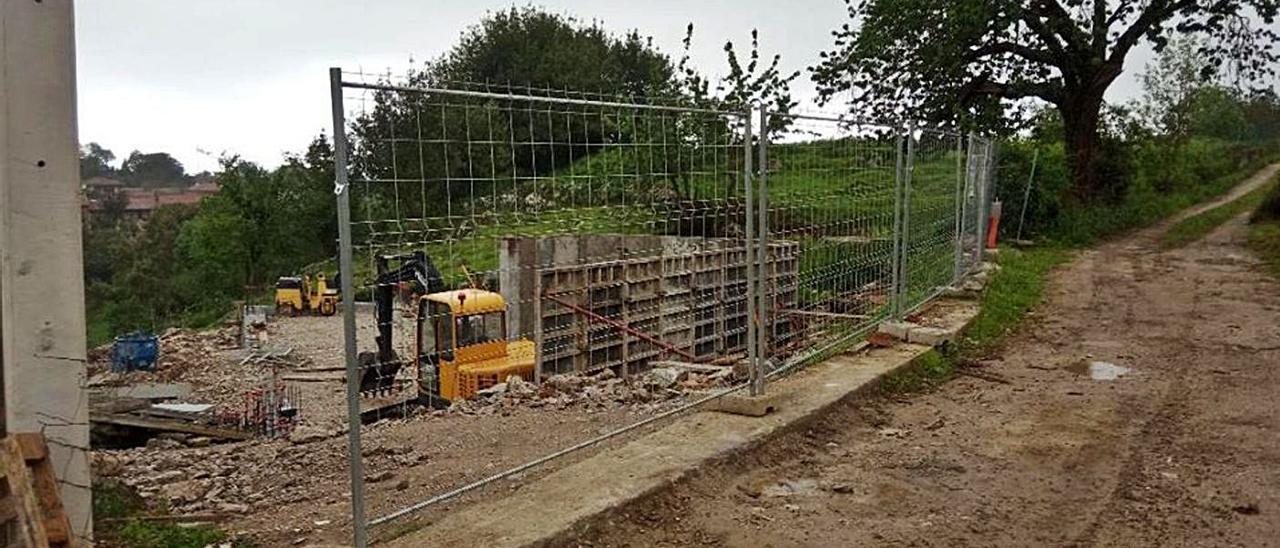 La obra que se ejecutaba junto al Covarón de Parres, en Llanes, en una imagen tomada hace un año, una semana después de que el Ayuntamiento ordenara su paralización. | LNE