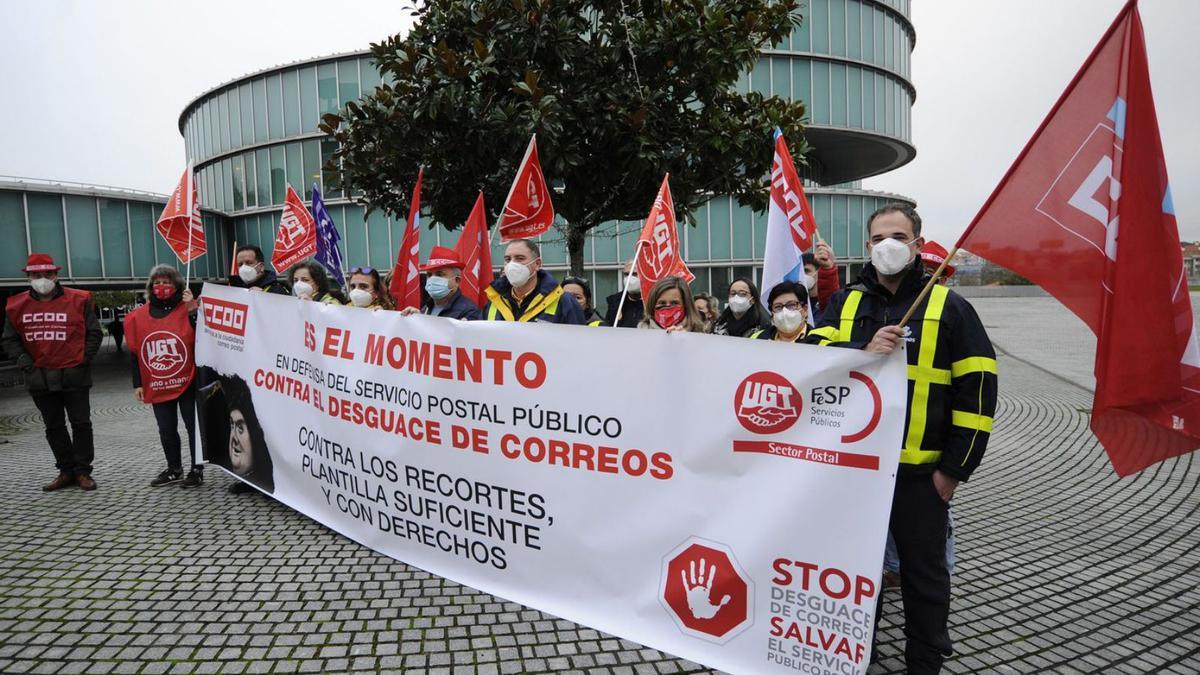 Trabajadores de Correos y representantes sindicales, en la protesta en la Praza de Galicia. |  // BERNABÉ/J. LALÍN