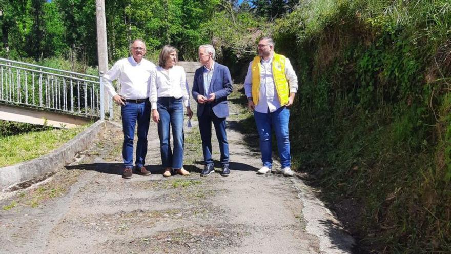 Visita de Belén Cachafeiro, ayer, a Vila de Cruces.