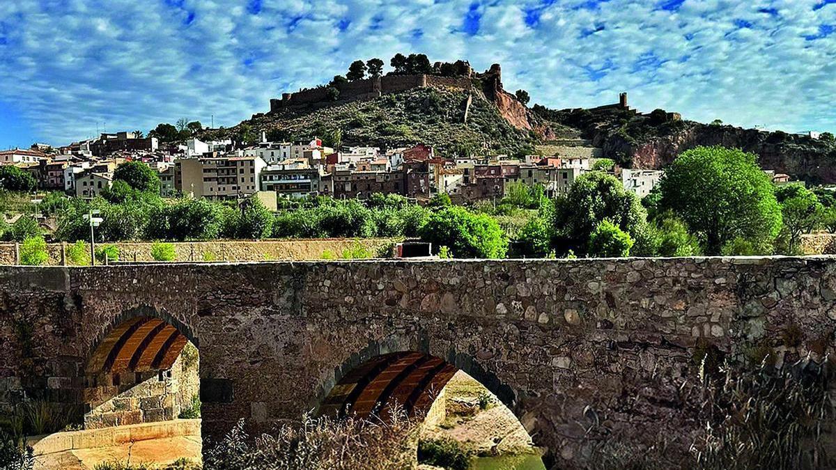 La localidad está ituada estratégicamente como puerta de entrada al Paraje Natural de la Sierra de Espadán, de gran riqueza natural.