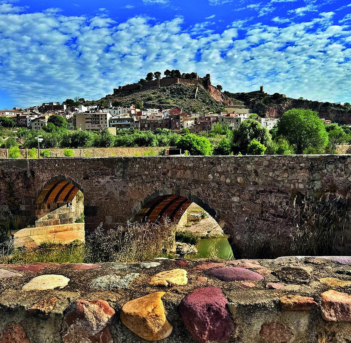 La localidad está ituada estratégicamente como puerta de entrada al Paraje Natural de la Sierra de Espadán, de gran riqueza natural.