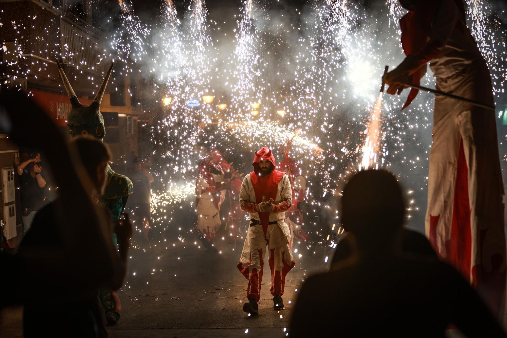 Correfocs y la hoguera más madrugadora arrancan el mejor ambiente de las fiestas patronales de Rojales