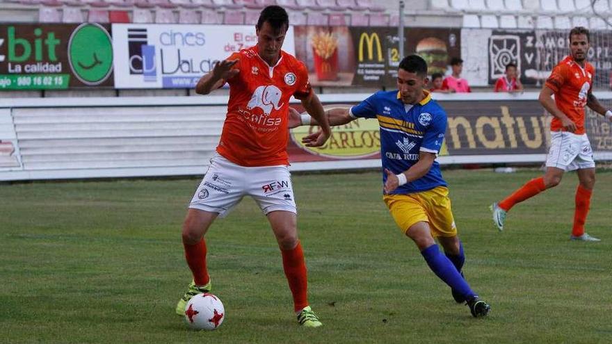 César Simón presiona la salida del balón.