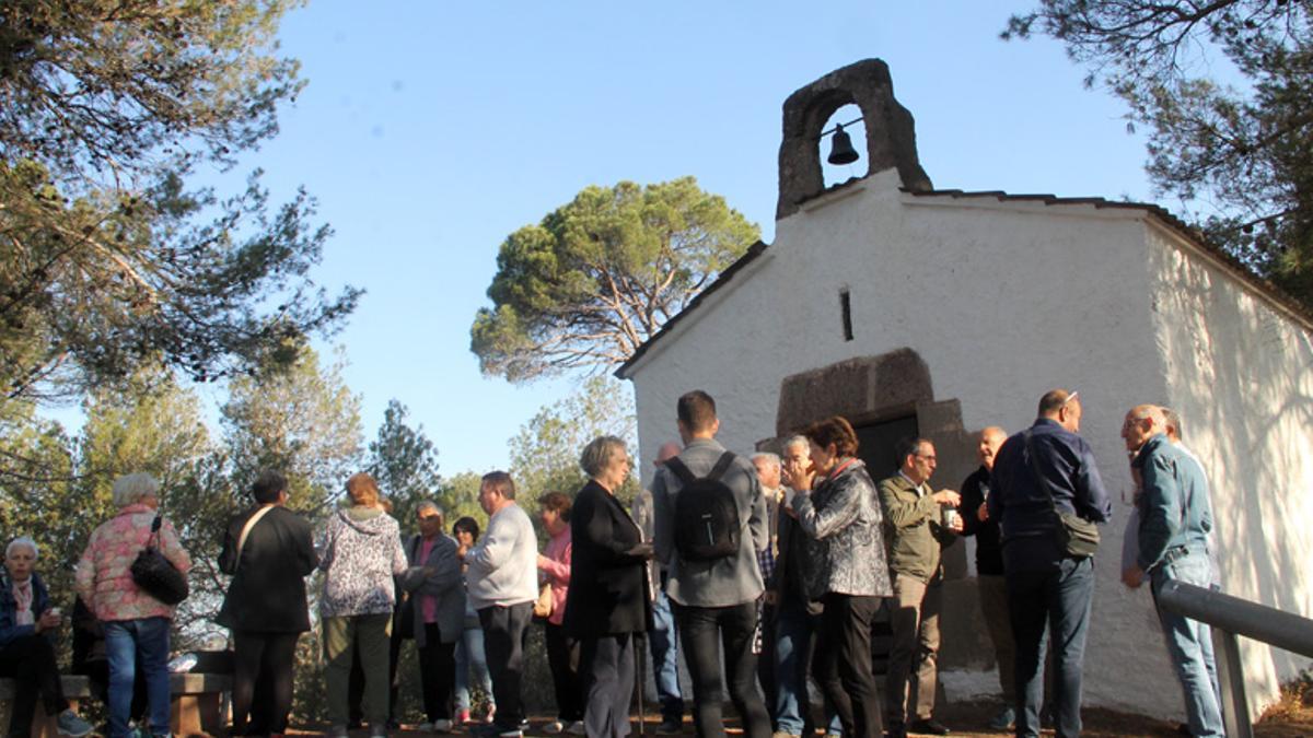 Feligresos reunits davant l'ermita de Sant Isidre de Sant Fruitós