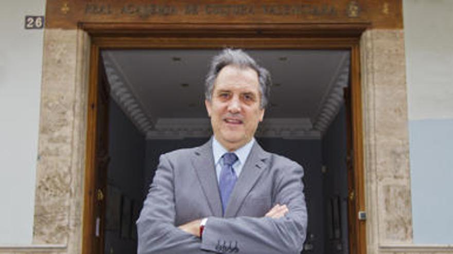 Federico Martínez Roda en la puerta de la sede de la Acadèmia, en un palacio de la calle Avellanas.