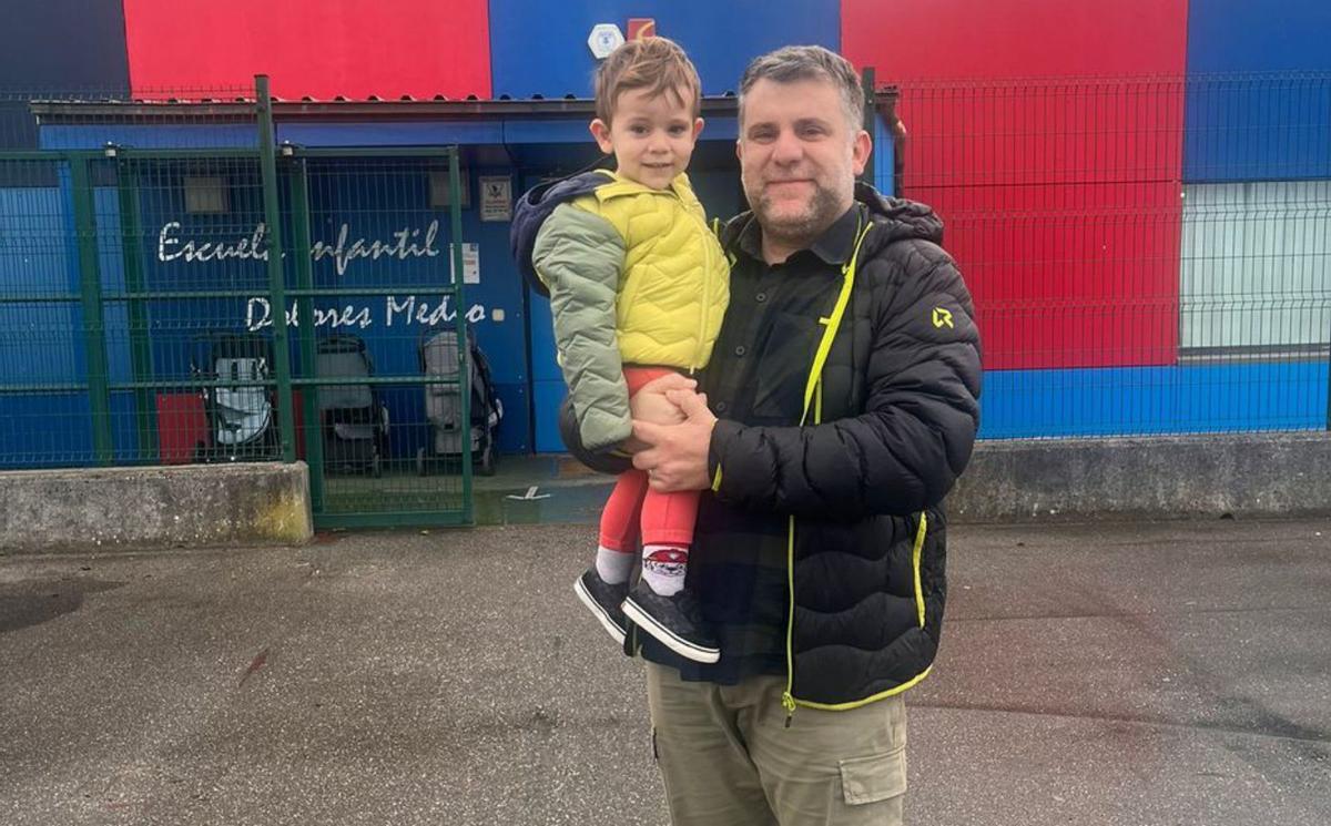 Arsenio Ruiz y su hijo Xuaco, ante la escuelina Dolores Medio de Oviedo.