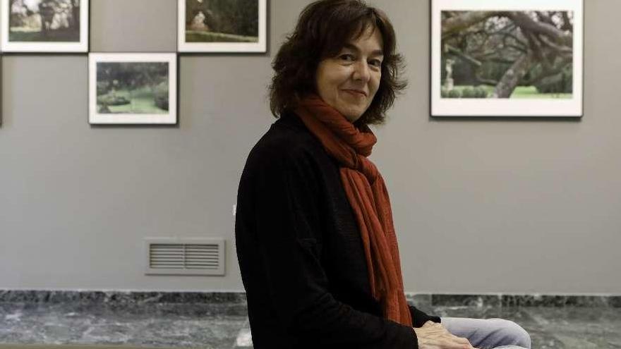 La fotógrafa Estrella Sánchez posa frente a parte de su exposición &quot;Secretos y susurros&quot;, que se inaugura mañana, domingo, en la Fundación Museo Evaristo Valle.