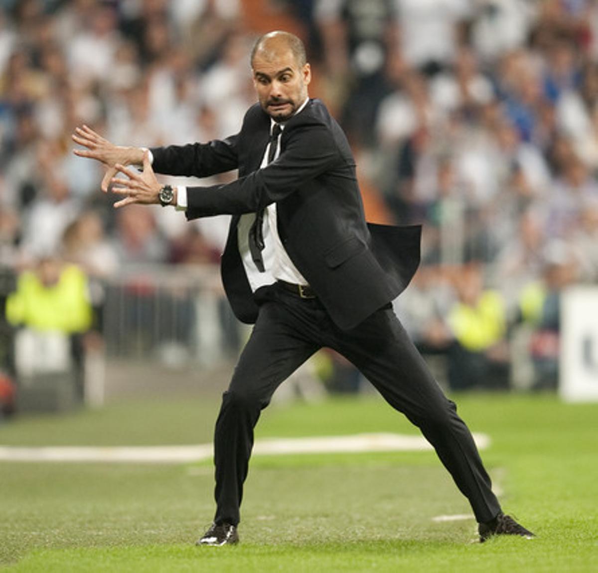 Guardiola dóna instruccions als jugadors en el partit contra el Madrid al Santiago Bernabéu.