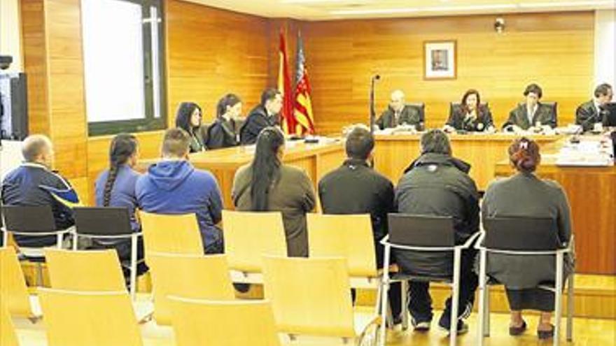 Piden 24 años a siete presuntos traficantes de droga en Castellón