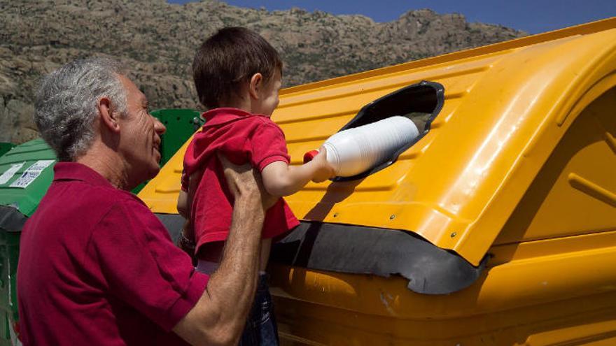 Entre todos los perfiles de Canarias, los que más reciclan son los jóvenes