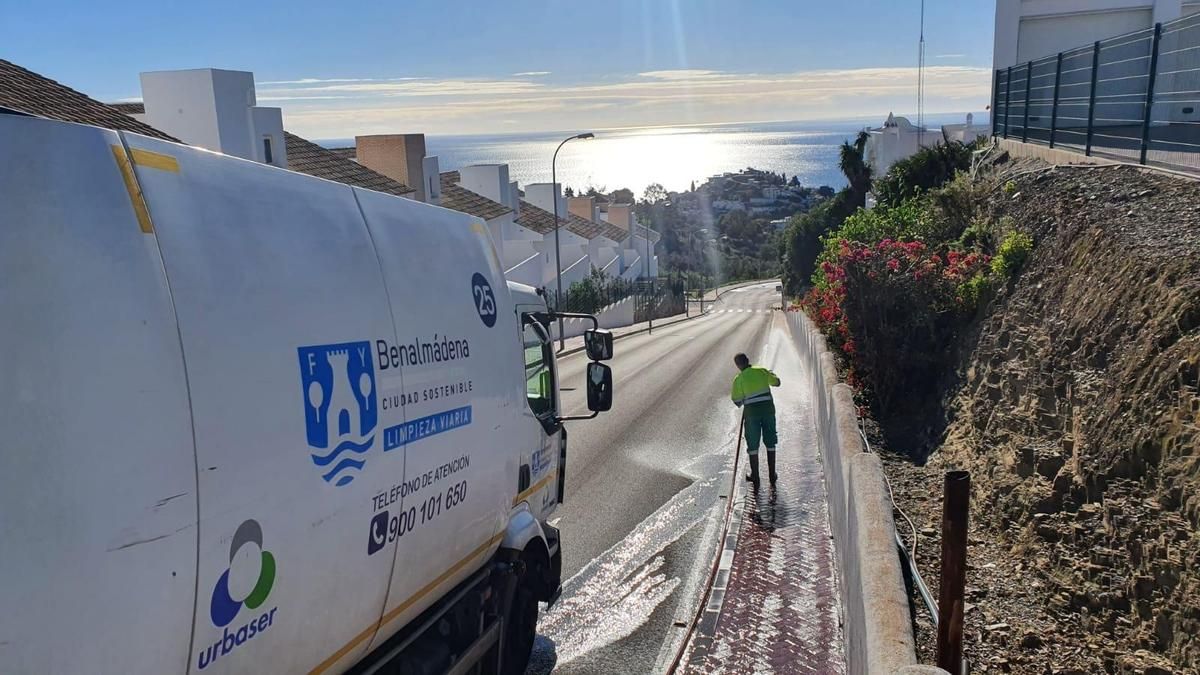 Un operario de Urbaser limpia una calle de Benalmádena.