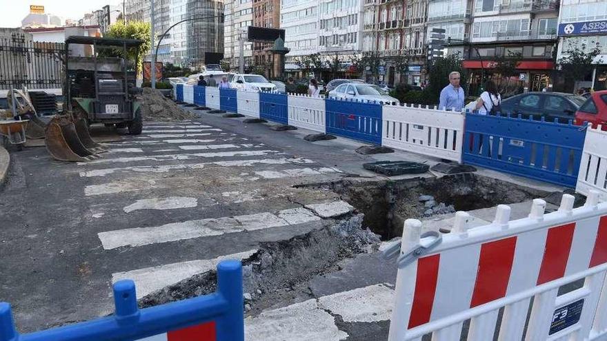 Parada de los buses de la plaza de Ourense, con las obras de reforma en marcha.