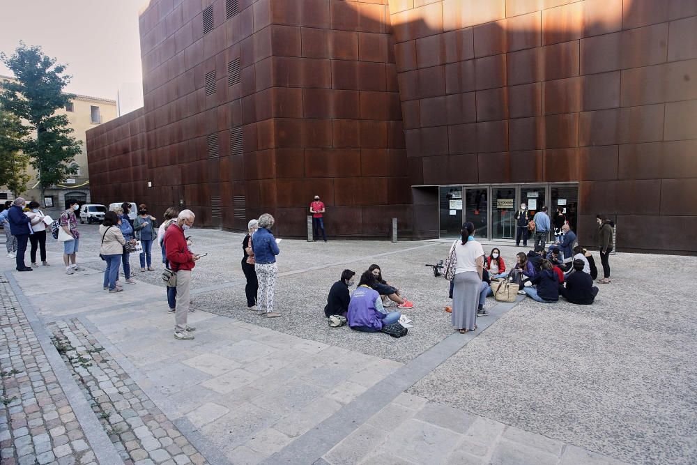 Cues en el primer dia de venda d'entrades de Temporada Alta