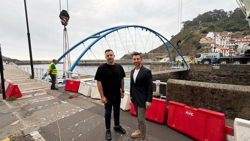 La pasarela peatonal de Cudillero vuelve a su sitio tras una renovación de 425.000 euros