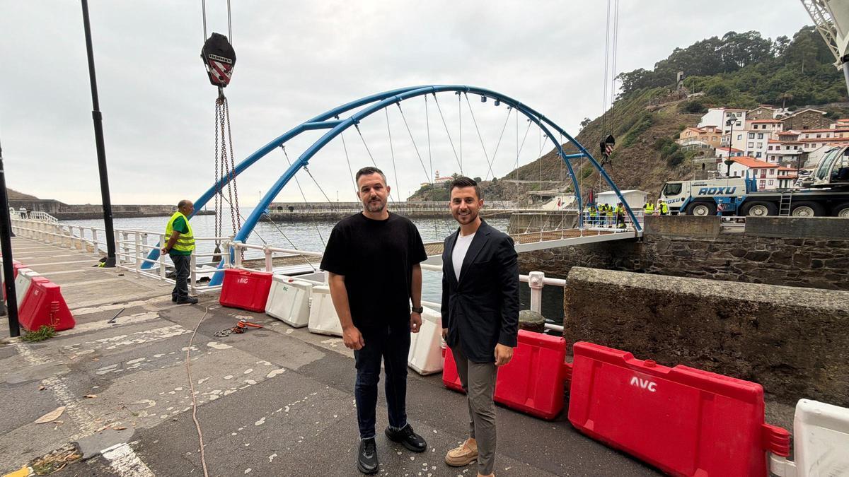 Jorge García y Carlos Valle ante la colocación de la pasarela.