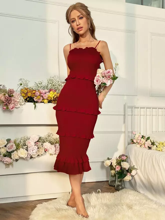 Vestido rojo de tirantes con fruncido